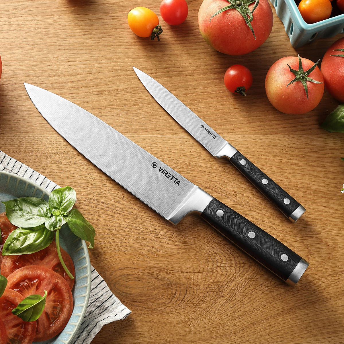 Classic Kochmesser und Universalmesser auf einem Holztisch mit Tomaten und Basilikum