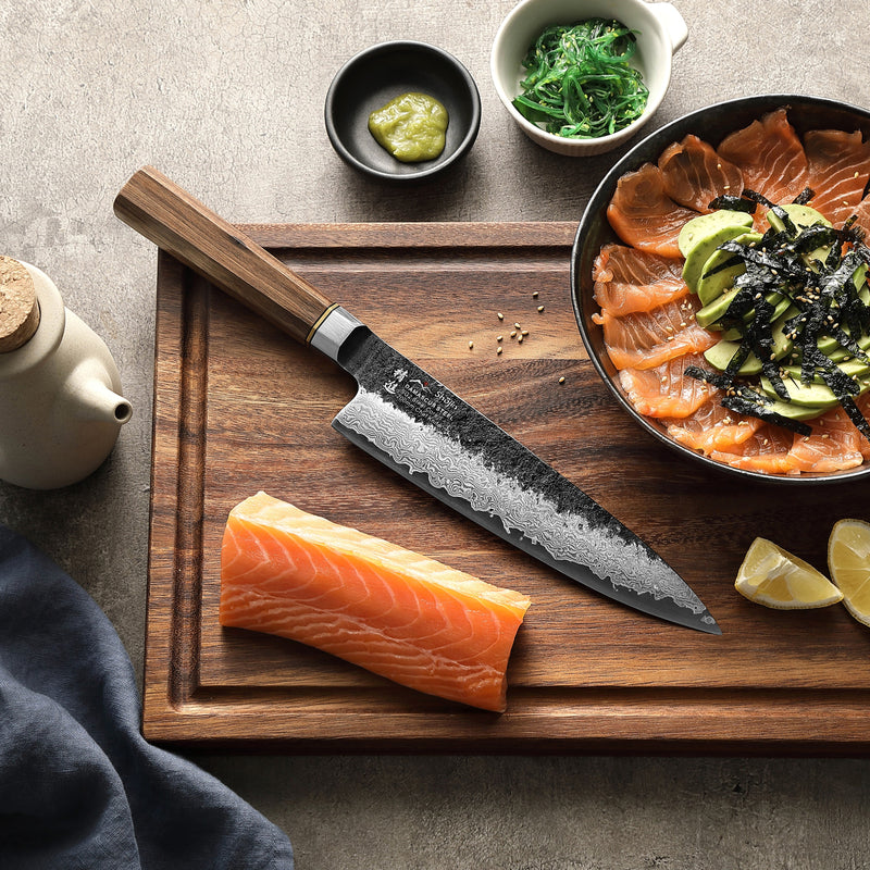 Lachs und Shōjin Kashi Kochmesser mit Walnussgriff auf einem Walnussbrett