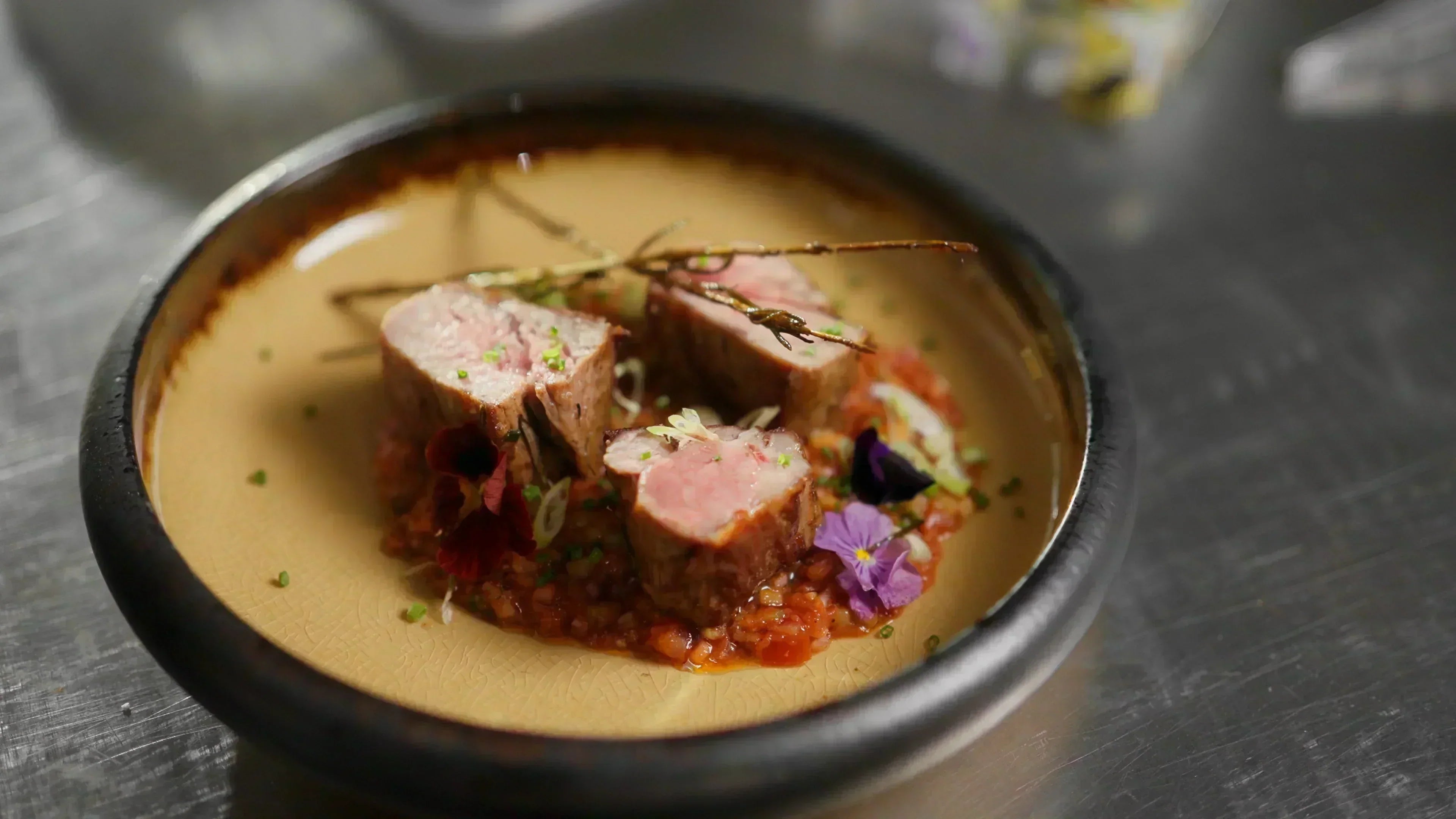 Rosa gebratenes Kalbsfilet mit Tomatenkompott und Kräutern