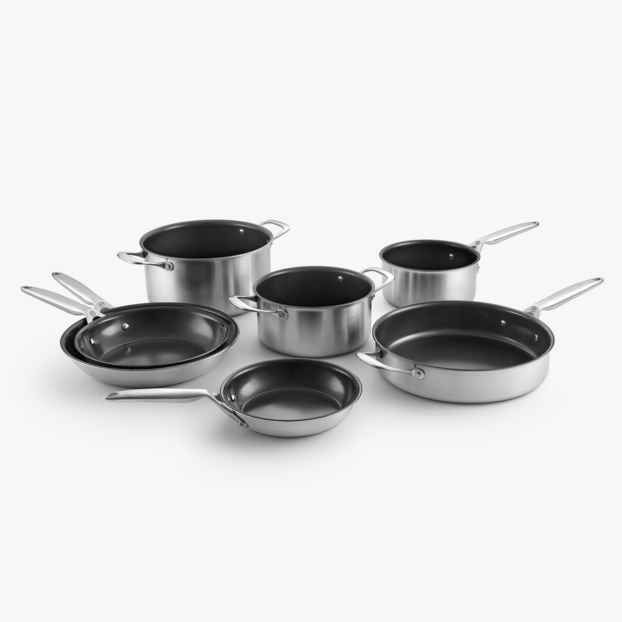 Chef-Set aus 3-Ply Keramik: zwei Kochtöpfe, Kasserolle, Sautierpfanne und Bratpfannen Ø20, Ø24 und Ø28 cm, ohne Deckel, schräg von vorn
