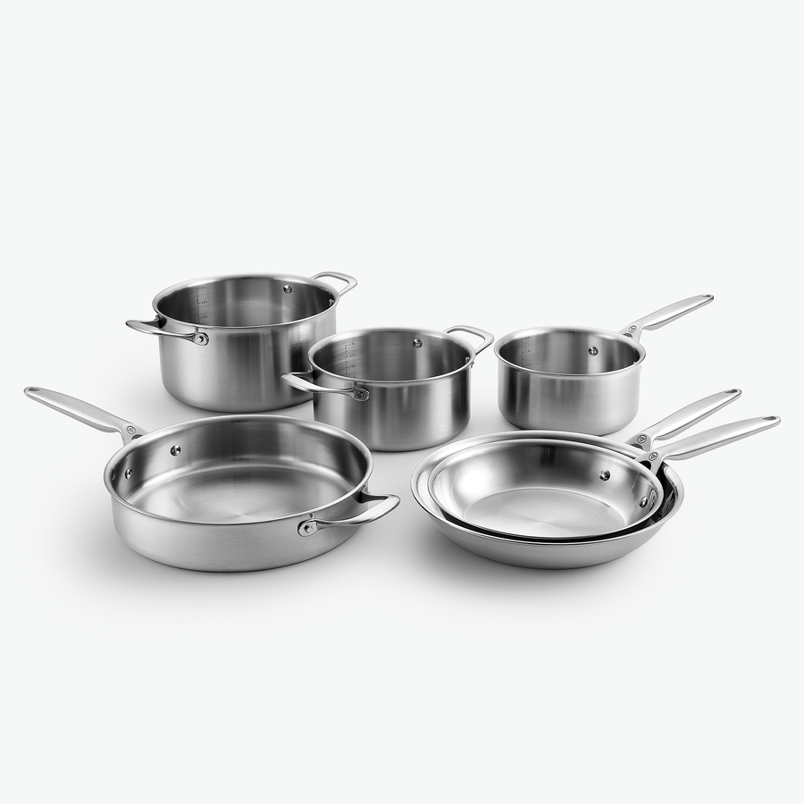 Signature-Set aus 3-Ply Edelstahl: zwei Kochtöpfe, Kasserolle, Sautierpfanne und Bratpfannen Ø24 und Ø28 cm, ohne Deckel, schräg von vorn
