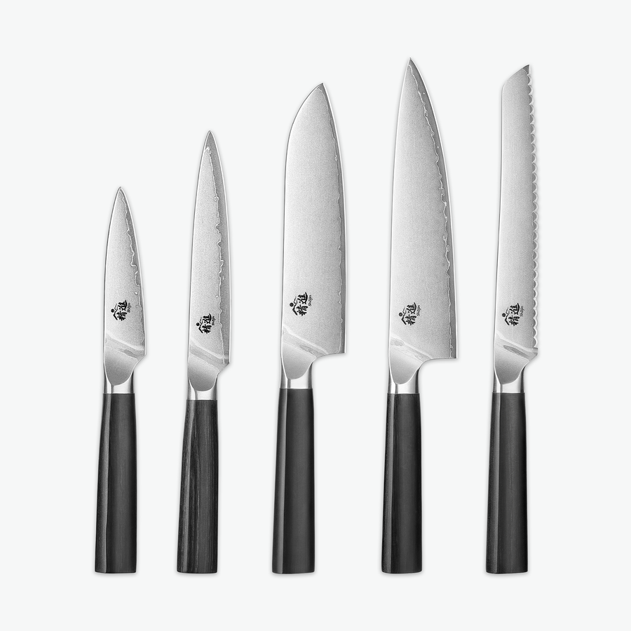 Shōjin Aira Messerset – Chef: Gemüsemesser, Universalmesser, Santokumesser, Kochmesser und Brotmesser auf hellem Hintergrund