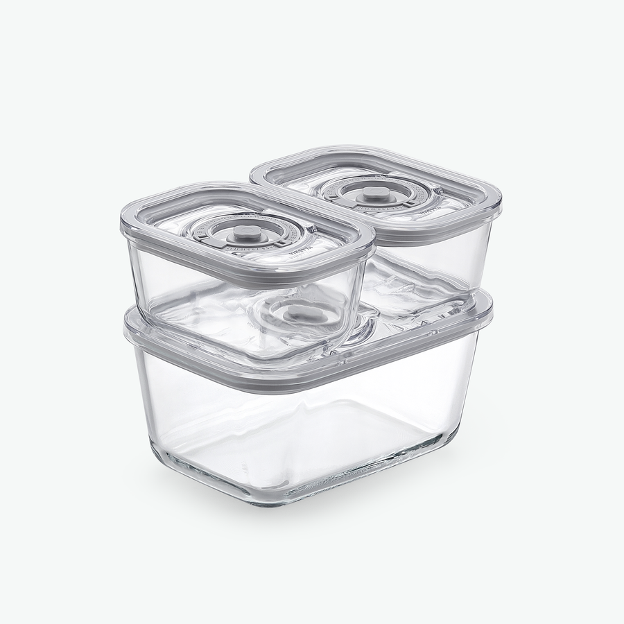 Kleines Starterset mit Vakuumbehältern aus Glas, zusammengestellt, schräg von vorn