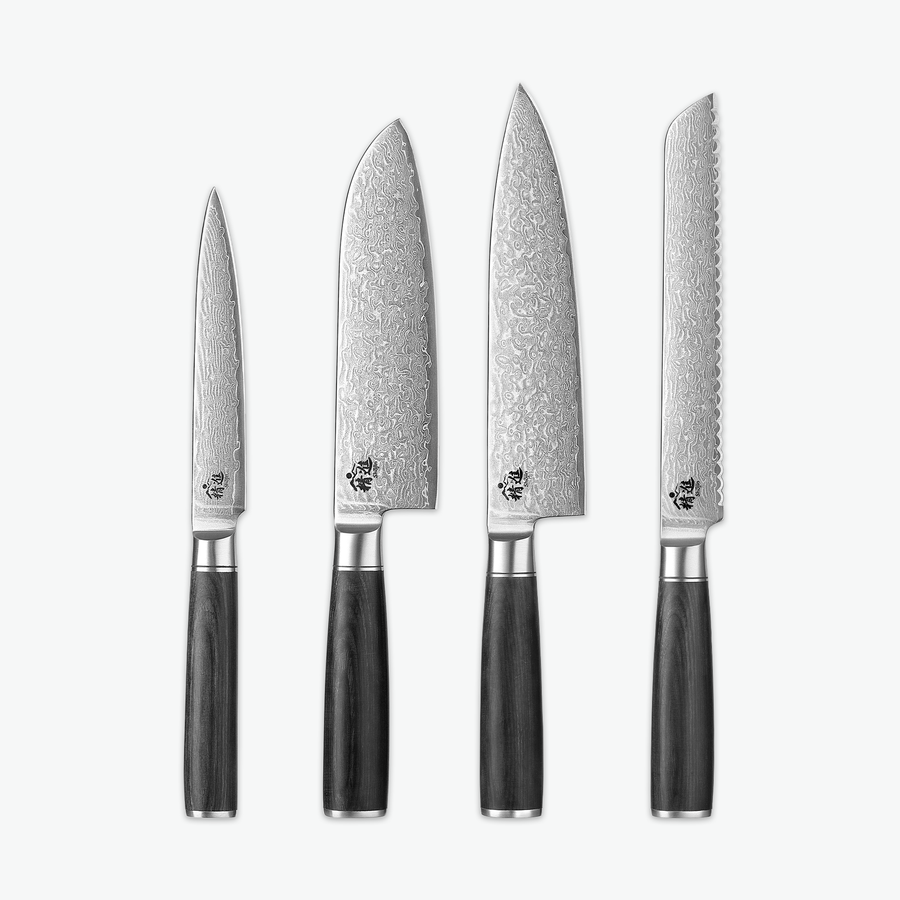 Shōjin Suna Messerset – Signature: Universalmesser, Santokumesser, Kochmesser und Brotmesser auf hellem Hintergrund