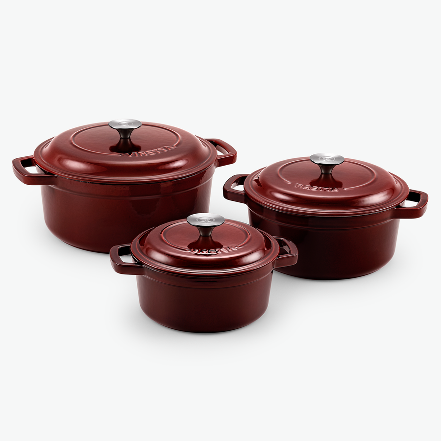 Emailliertes Gusseisen-Topfset Trio – 3-teilig in Johannisbeerrot, zusammengestellt, schräg von vorn