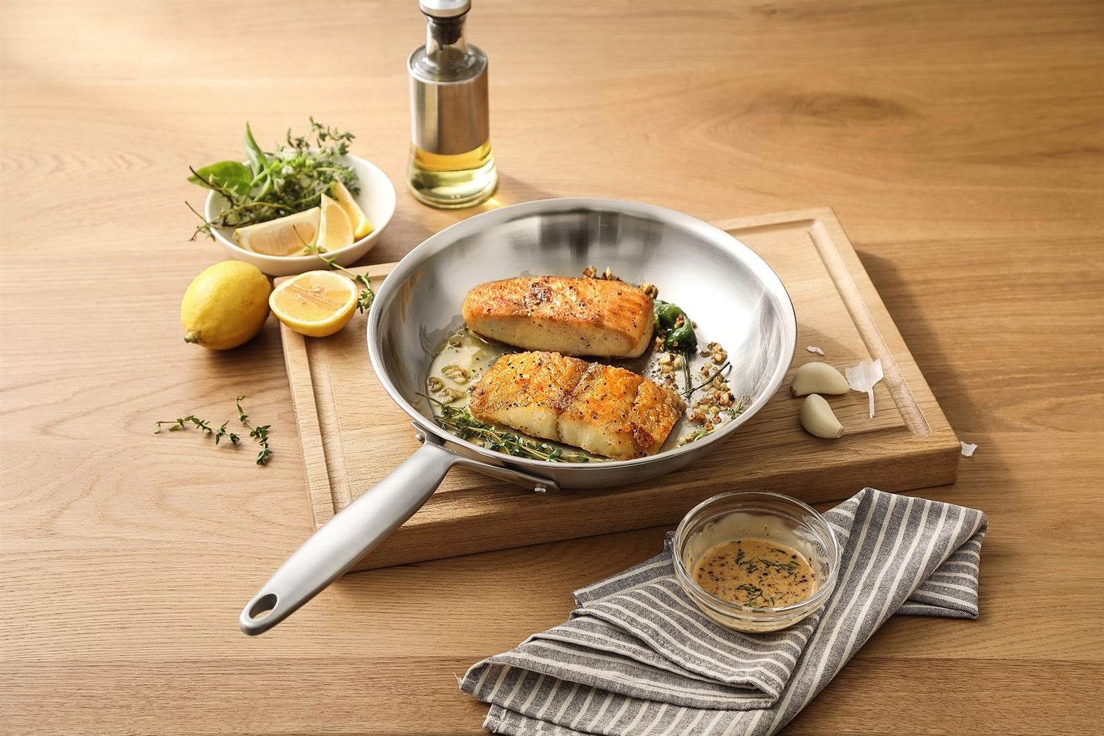 Bratpfanne aus Edelstahl mit Fisch und Zitrone