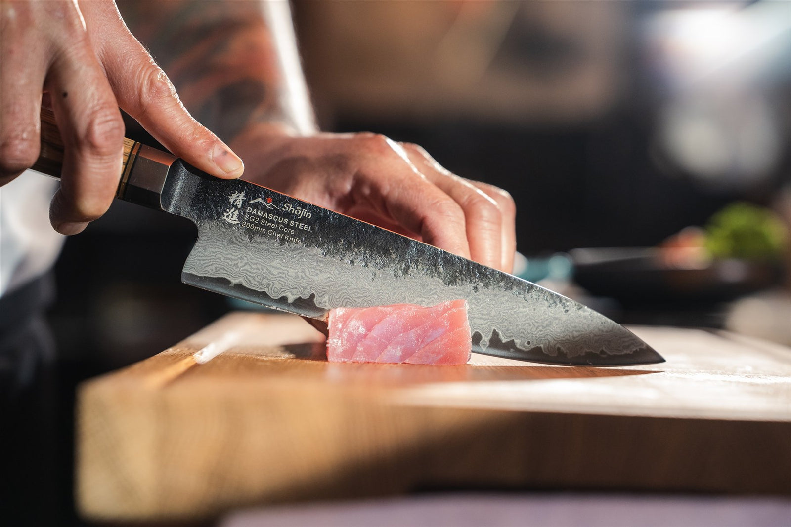 Das Kashi-Kochmesser mit Griff aus Eiche schneidet Thunfisch