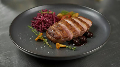 Gebratene Entenbrust mit Rotkohl und ofengebackenen Wurzelgemüsen