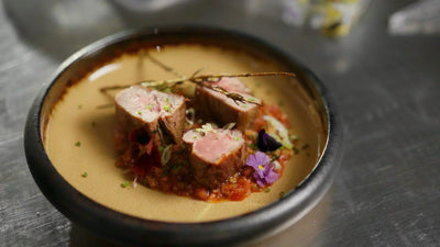 Rosa gebratenes Kalbsfilet mit Tomatenkompott und Kräutern