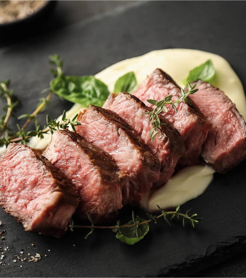 Aufgeschnittenes Rindersteak mit Kräutercreme