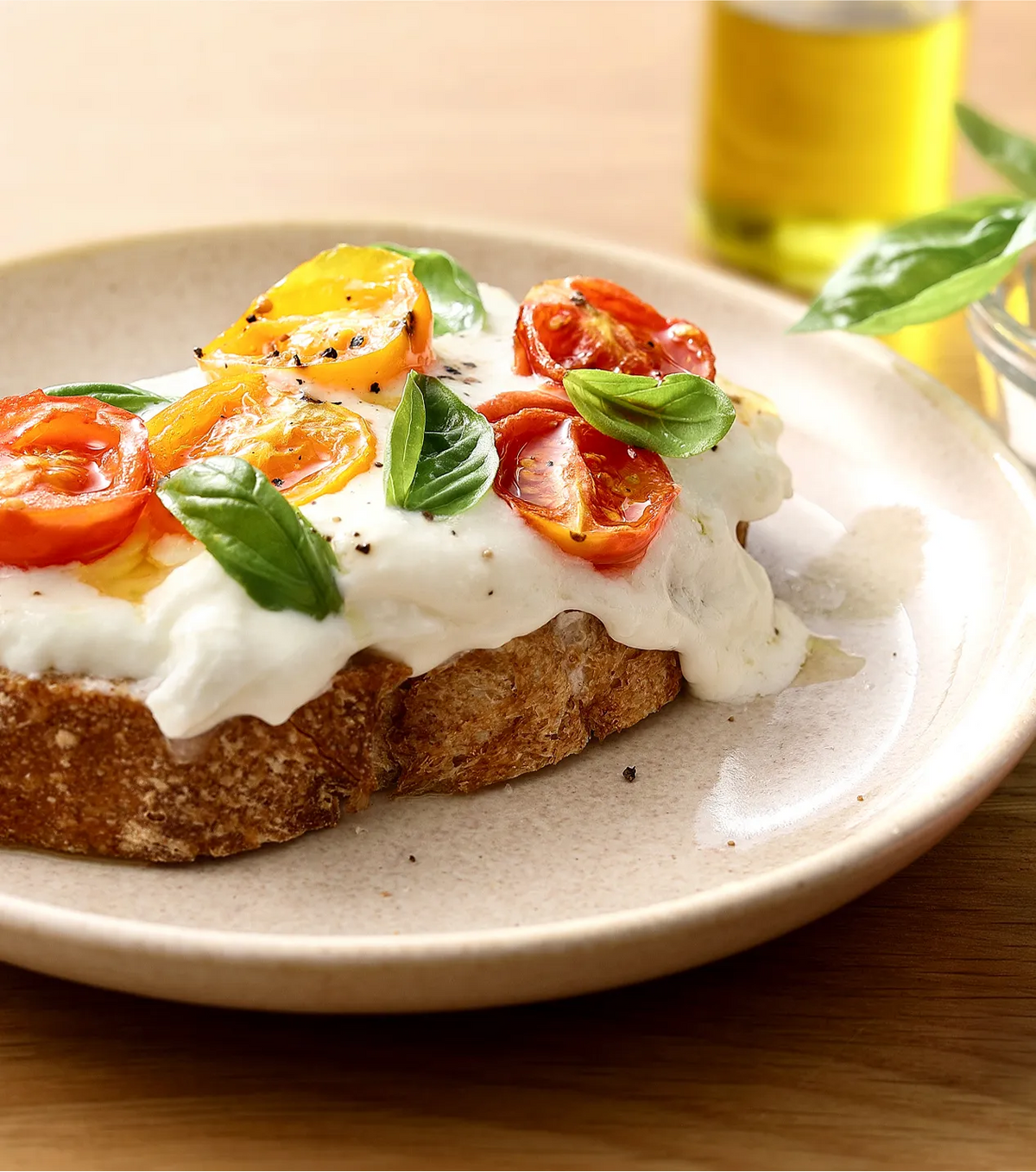 Offenes Sandwich mit Tomaten und Burrata