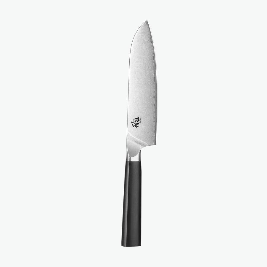 Shōjin Aira Santokumesser, 18 cm, von vorn auf hellem Hintergrund