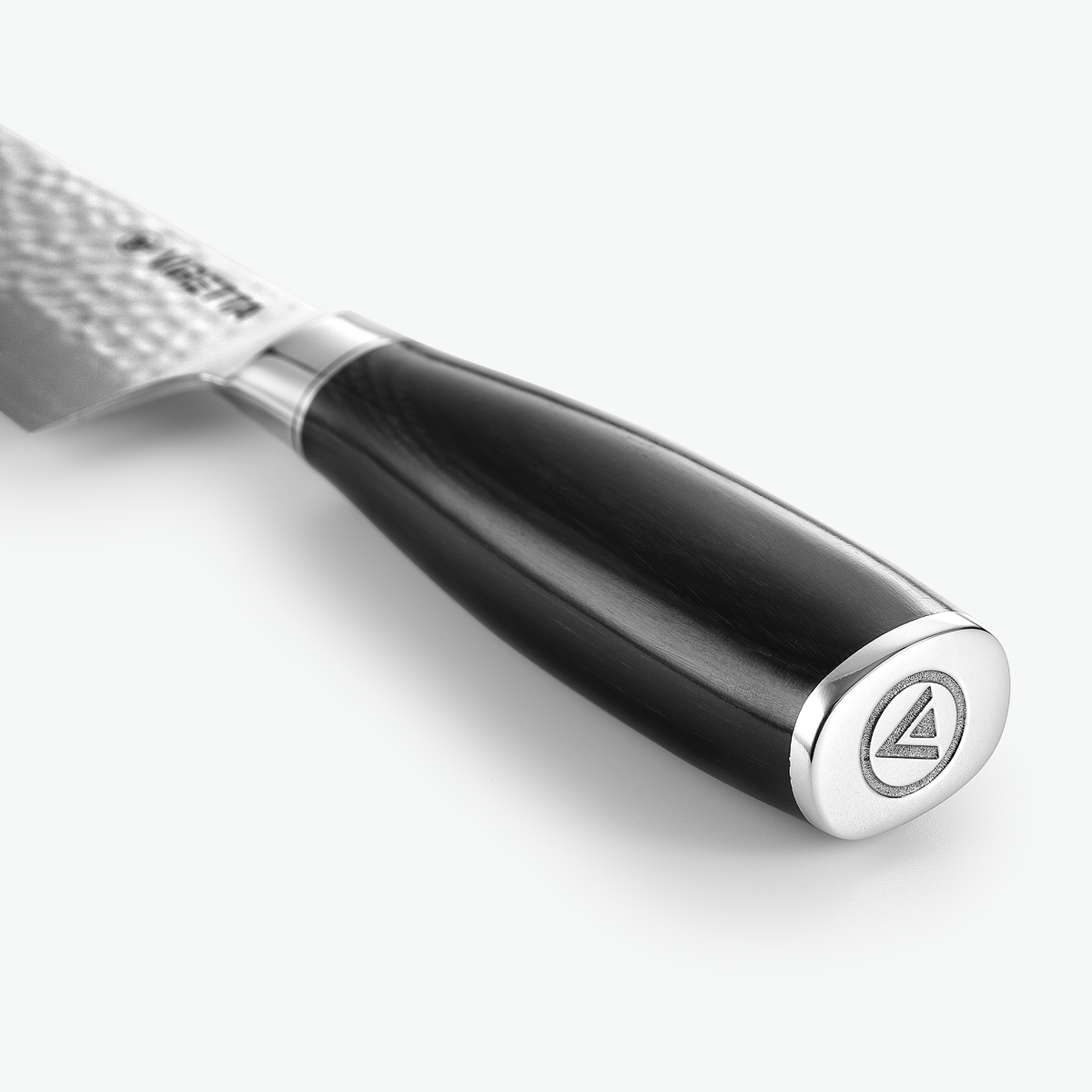 Endkappe aus Metall mit Logo am Shōjin Taru Kochmesser