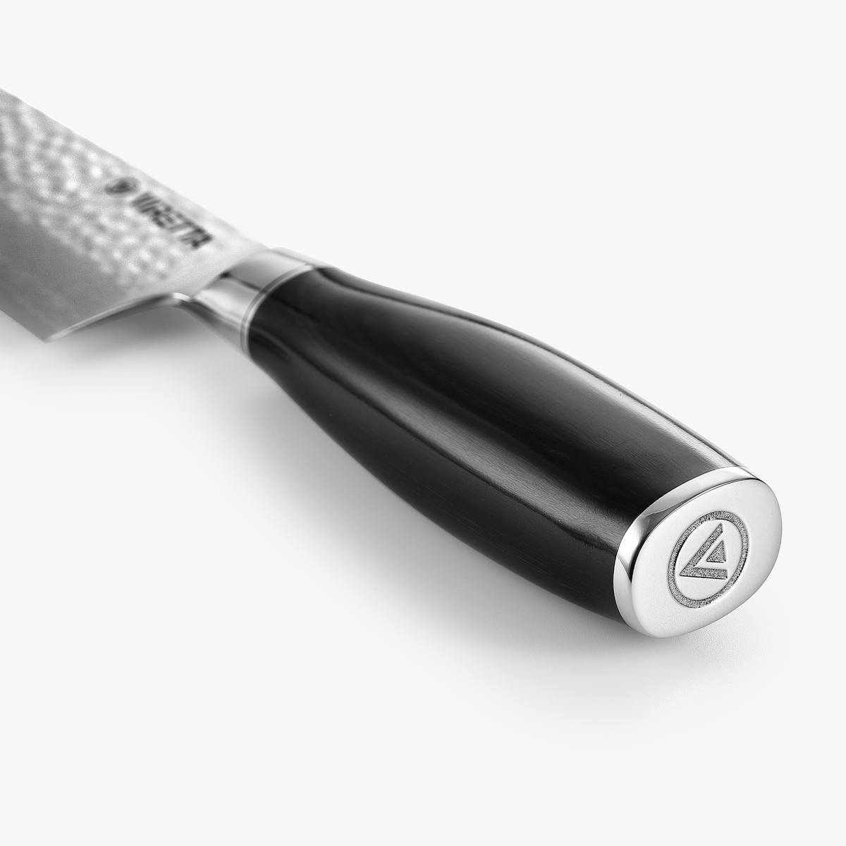 Endkappe aus Metall mit Logo am Shōjin Taru Santokumesser