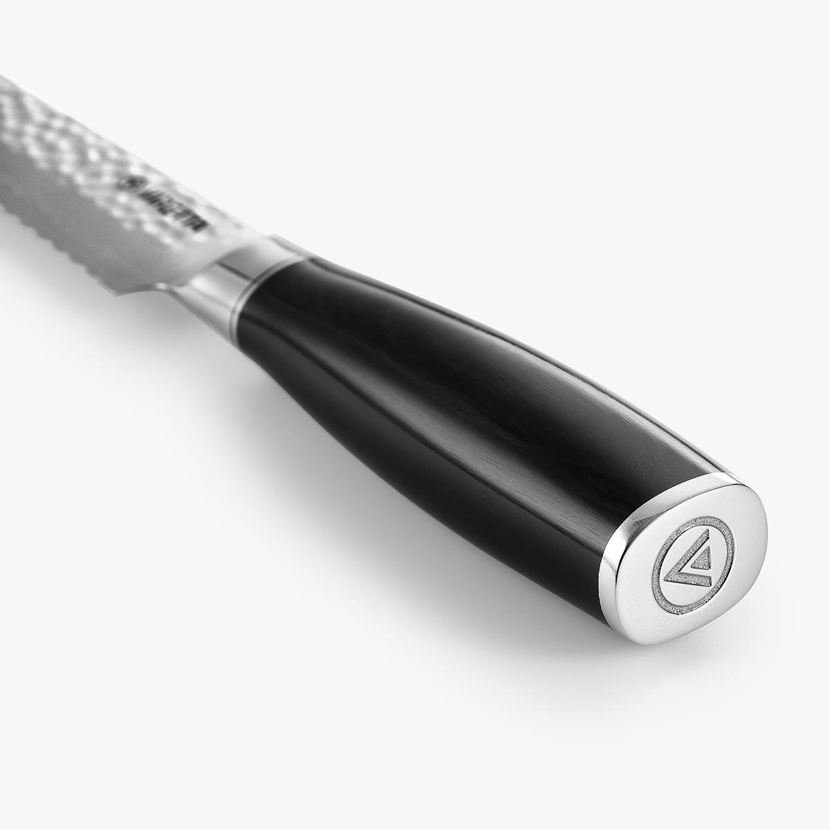 Endkappe aus Metall mit Logo am Shōjin Taru Brotmesser