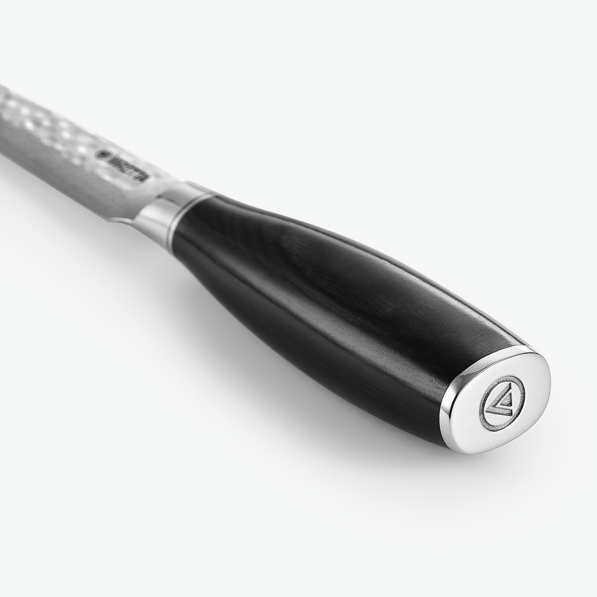 Endkappe aus Metall mit Logo am Shōjin Taru Universalmesser