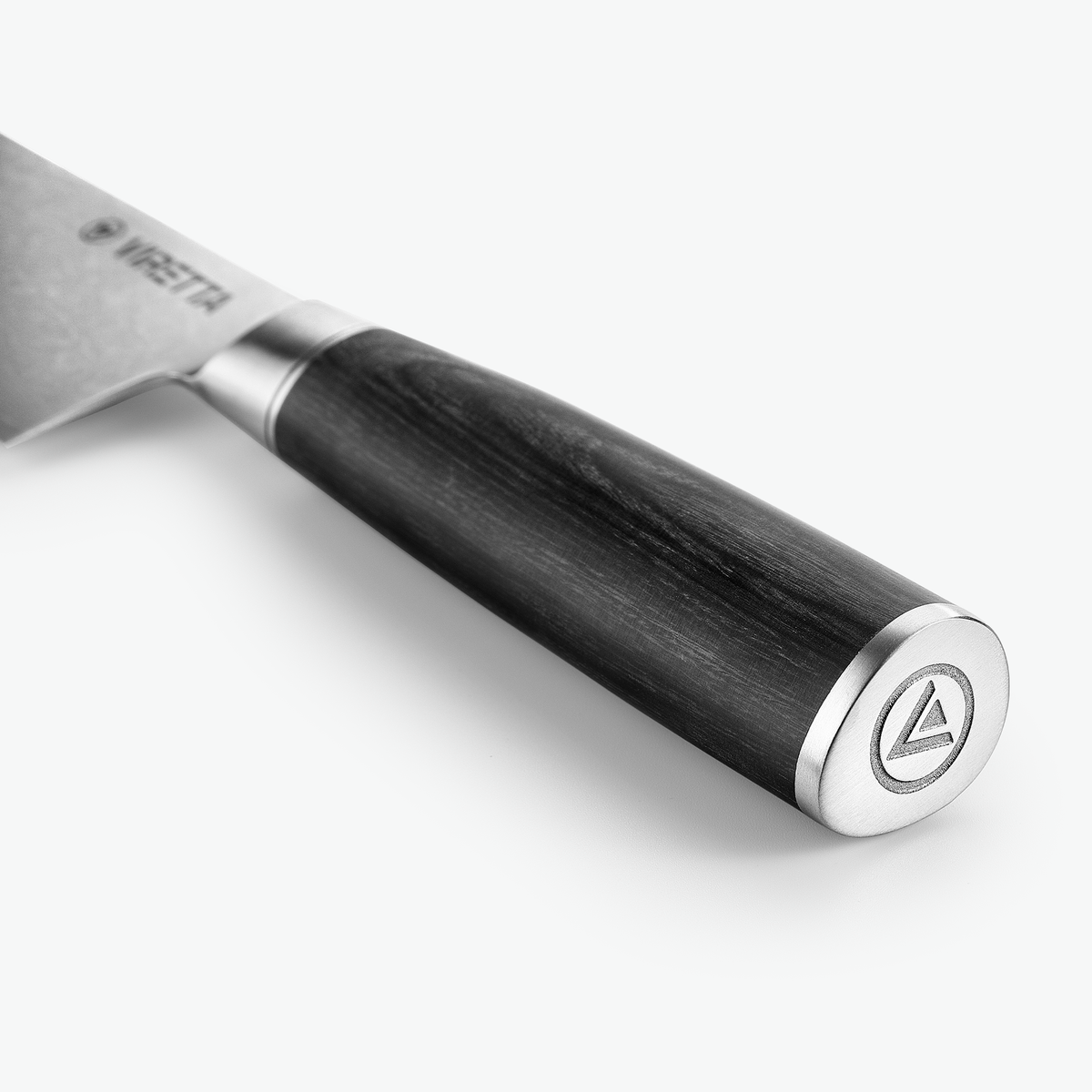 Endkappe aus Metall mit Logo am Shōjin Suna Kochmesser