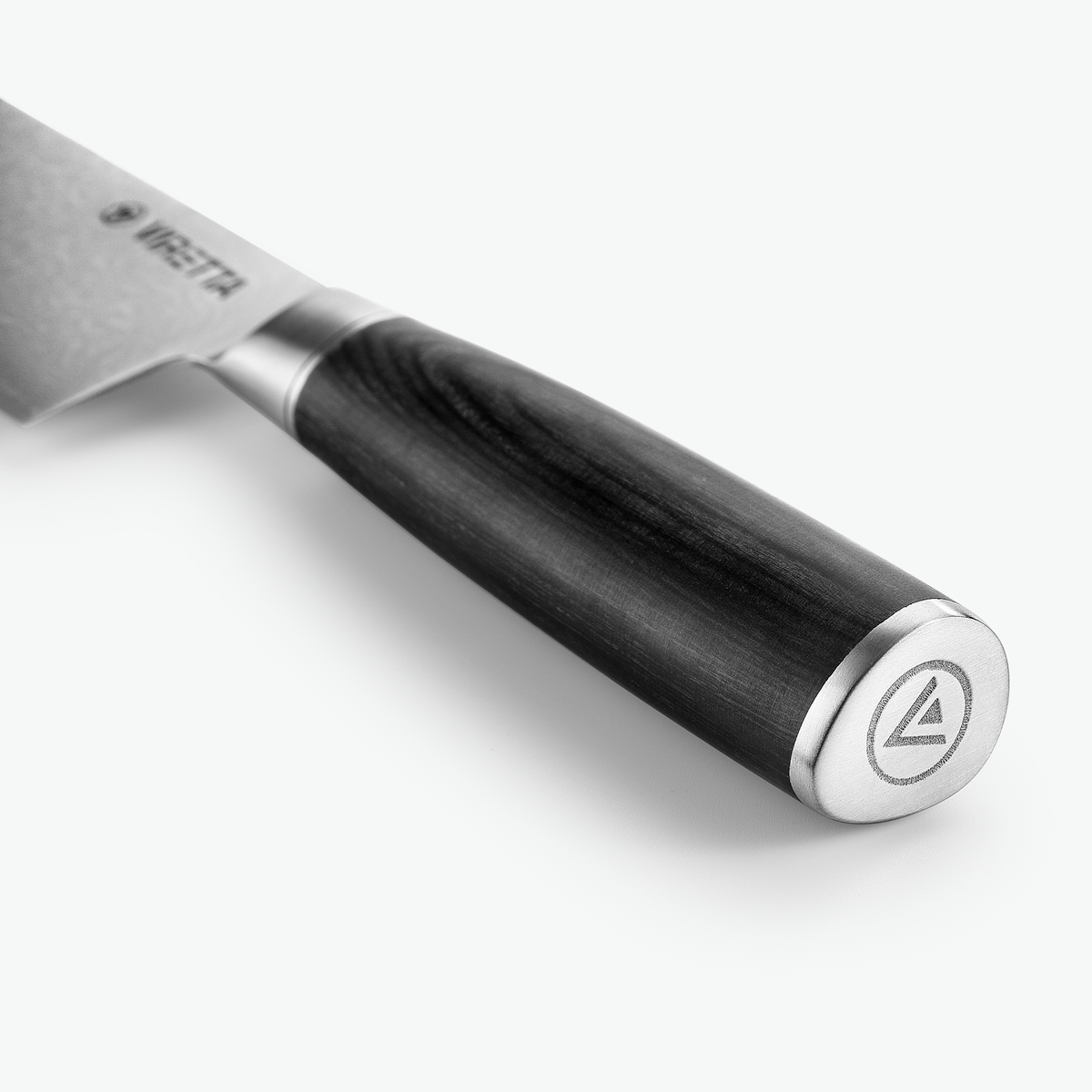 Endkappe aus Metall mit Logo am Shōjin Suna Santokumesser