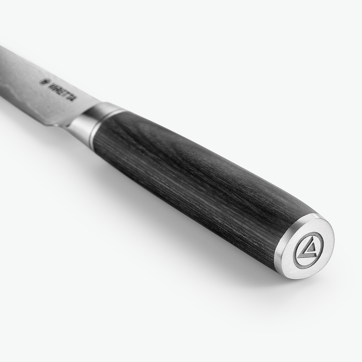 Endkappe aus Metall mit Logo am Shōjin Suna Universalmesser