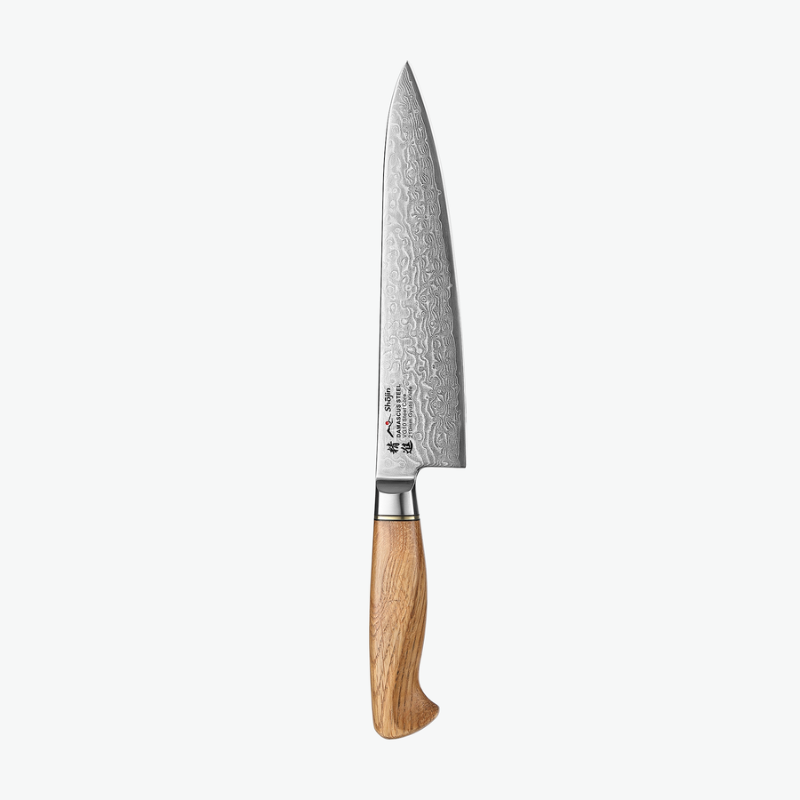 Shōjin Kaku Gyuto-Kochmesser mit Eichengriff, 21 cm, von vorn auf hellem Hintergrund
