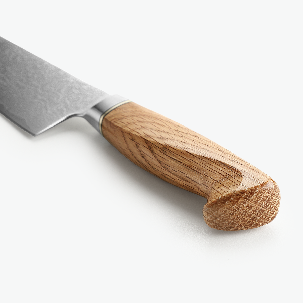 Der skulpturale Eichengriff des Shōjin Kaku Gyuto-Kochmessers, schräg von hinten