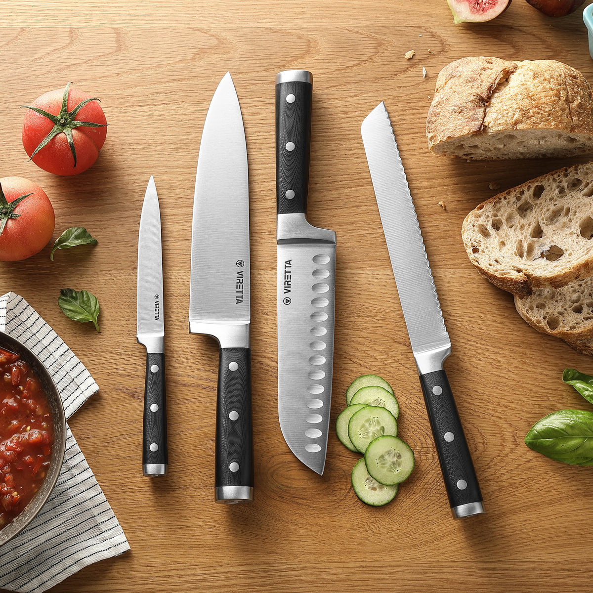 Classic Universalmesser, Kochmesser, Santokumesser und Brotmesser auf einem Holztisch mit Brot und Tomaten