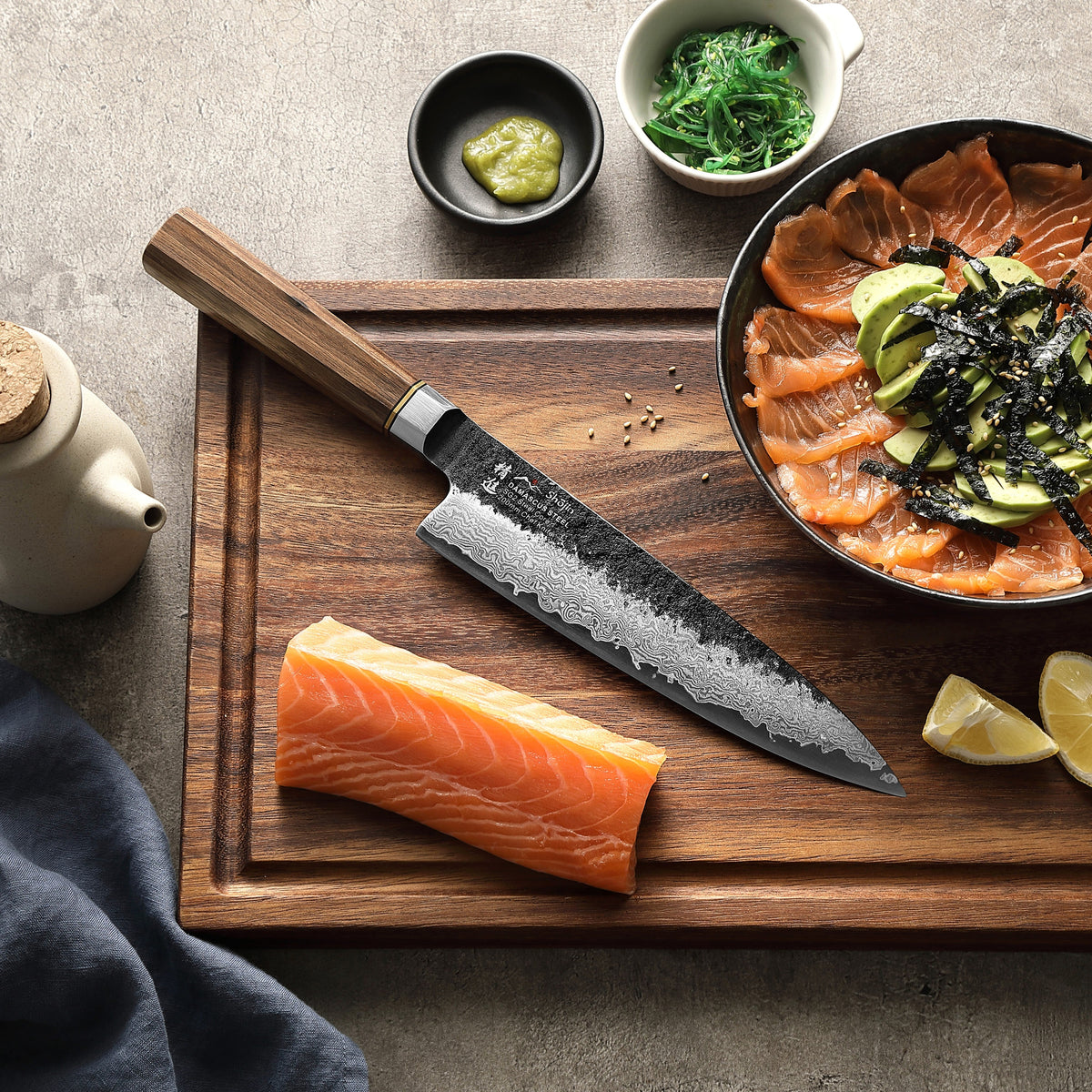 Shōjin Kashi Kochmesser mit Walnussgriff und Lachs auf einem Brett aus Walnuss