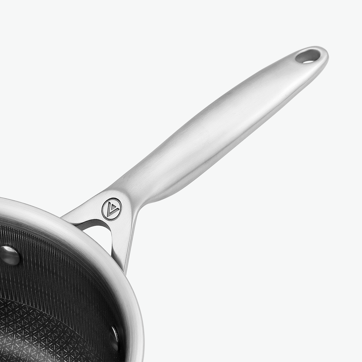 Griff, Nieten und Sechseckmuster der Kasserolle aus 3-Ply Hybrid, Nahaufnahme