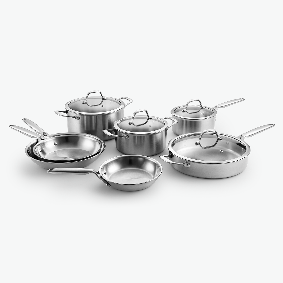 Chef-Set aus 3-Ply Edelstahl: zwei Kochtöpfe, Kasserolle, Sautierpfanne und Bratpfannen Ø20, Ø24 und Ø28 cm, mit Glasdeckeln, schräg von vorn