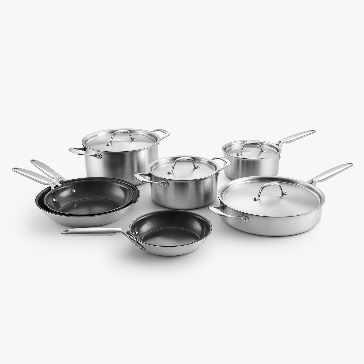 Chef-Set aus 3-Ply Keramik: zwei Kochtöpfe, Kasserolle, Sautierpfanne und Bratpfannen Ø20, Ø24 und Ø28 cm, mit Edelstahldeckeln, schräg von vorn