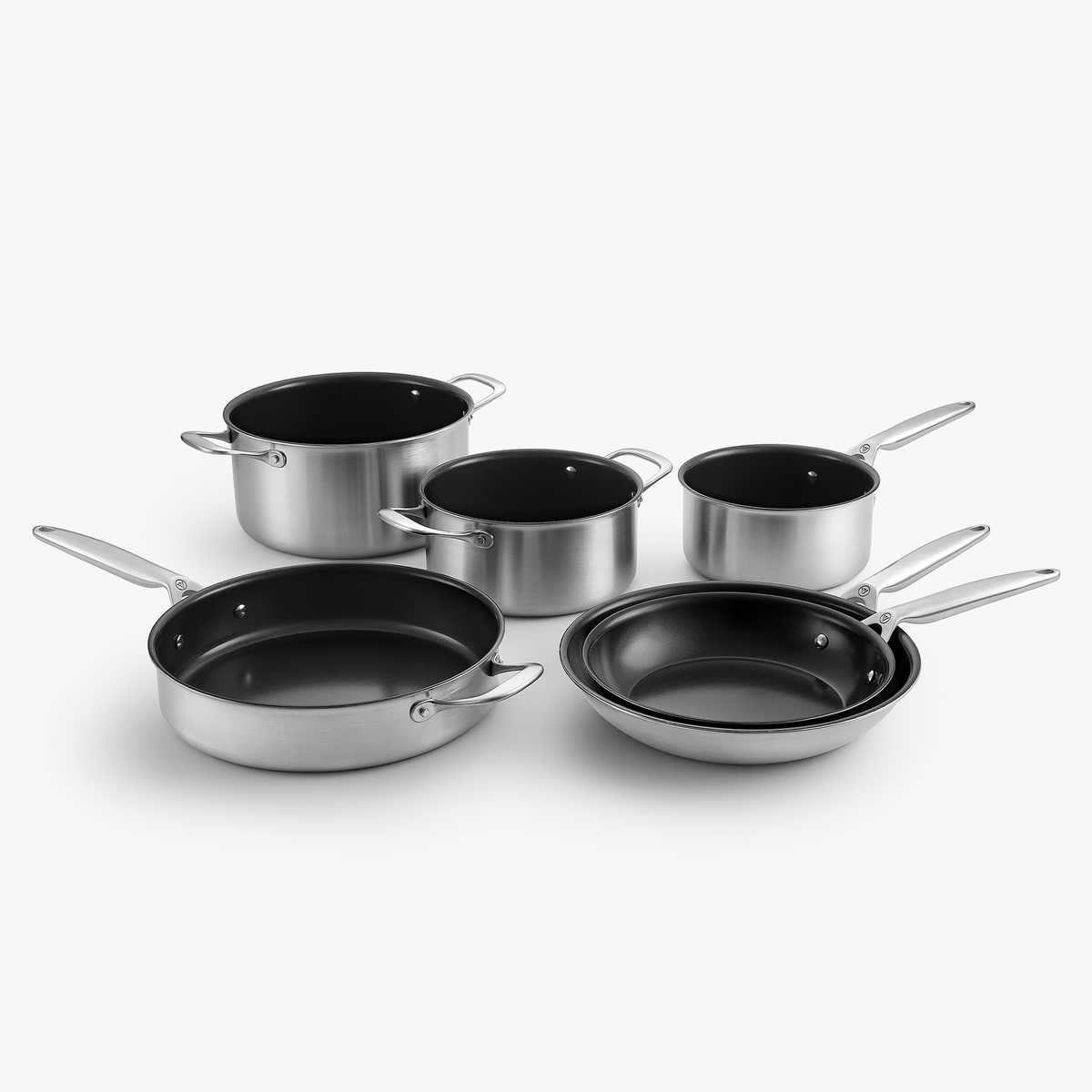 Signature-Set aus 3-Ply Keramik: zwei Kochtöpfe, Kasserolle, Sautierpfanne und Bratpfannen Ø24 und Ø28 cm, ohne Deckel, schräg von vorn
