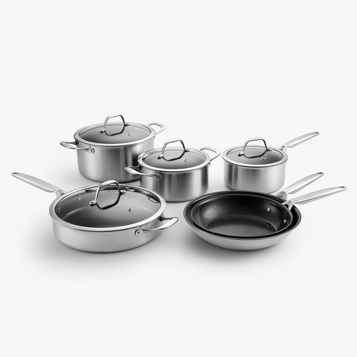 Signature-Set aus 3-Ply Keramik: zwei Kochtöpfe, Kasserolle, Sautierpfanne und Bratpfannen Ø24 und Ø28 cm, mit Glasdeckeln, schräg von vorn