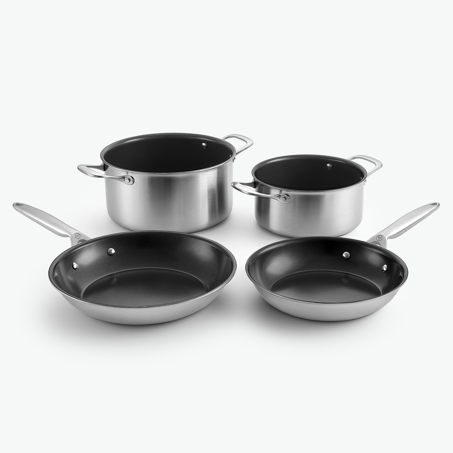 Essentials-Set aus 3-Ply Keramik: zwei Kochtöpfe und Bratpfannen Ø24 und Ø28 cm, ohne Deckel, schräg von vorn