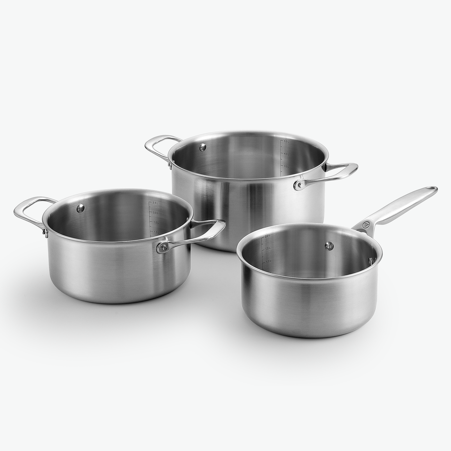 Topf-Trio aus 3-Ply Edelstahl: Kasserolle 2,2 l und Kochtöpfe mit 3 l und 5,6 l, ohne Deckel, schräg von vorn