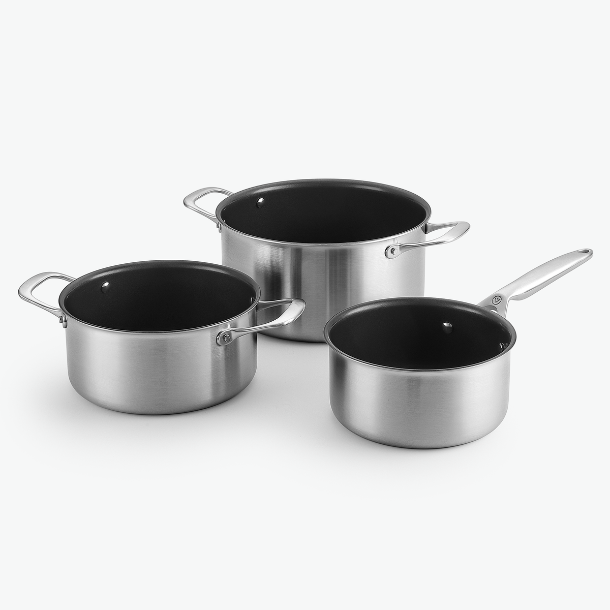 Topf-Trio aus 3-Ply Keramik: Kasserolle 2,2 l und Kochtöpfe mit 3 l und 5,6 l, ohne Deckel, schräg von vorn