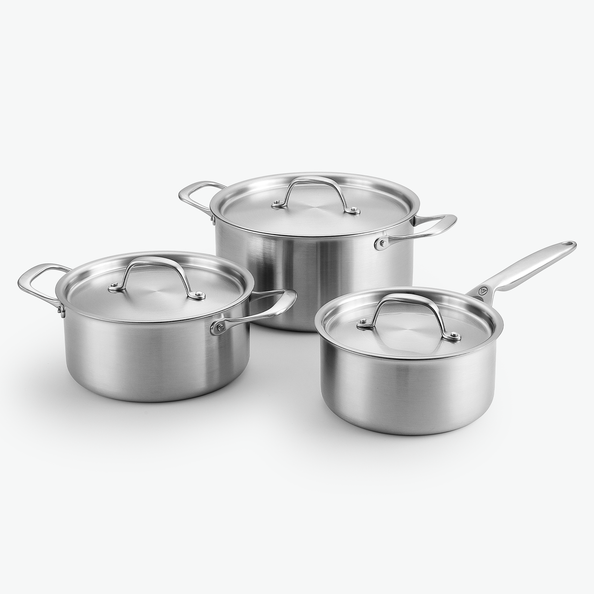 Topf-Trio aus 3-Ply Keramik: Kasserolle 2,2 l und Kochtöpfe mit 3 l und 5,6 l, mit Edelstahldeckeln, schräg von vorn