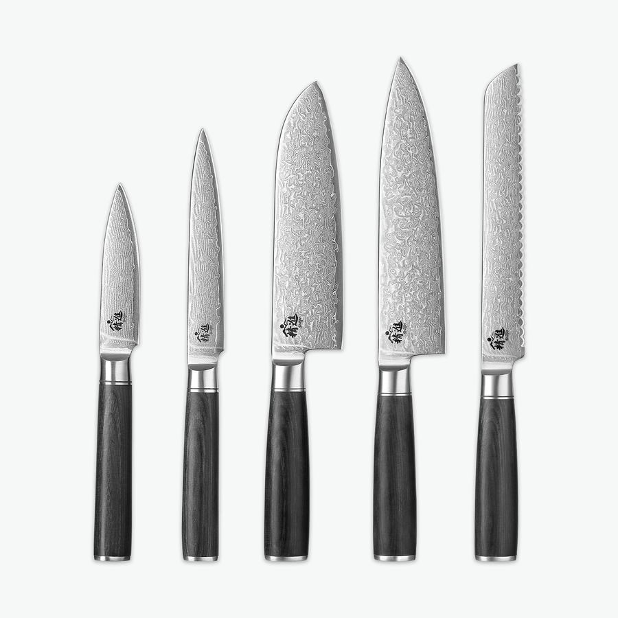 Shōjin Suna Messerset – Chef: Gemüsemesser, Universalmesser, Santokumesser, Kochmesser und Brotmesser auf hellem Hintergrund