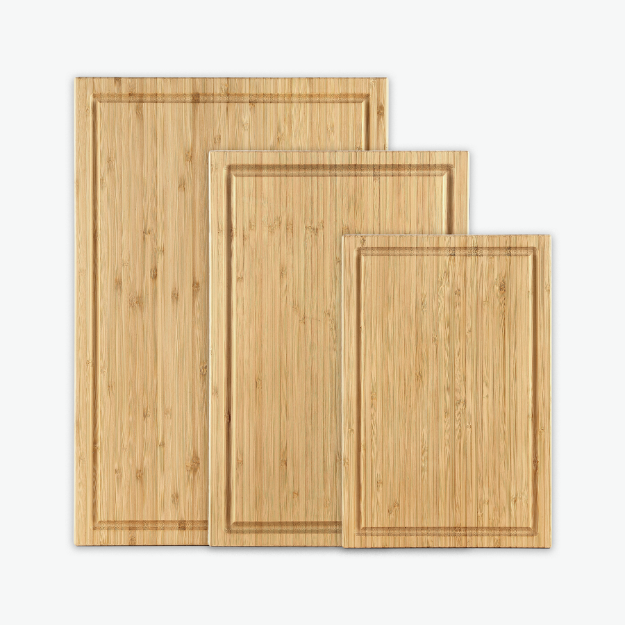 Set mit drei Schneidebrettern aus Bambus mit Saftrille, von oben