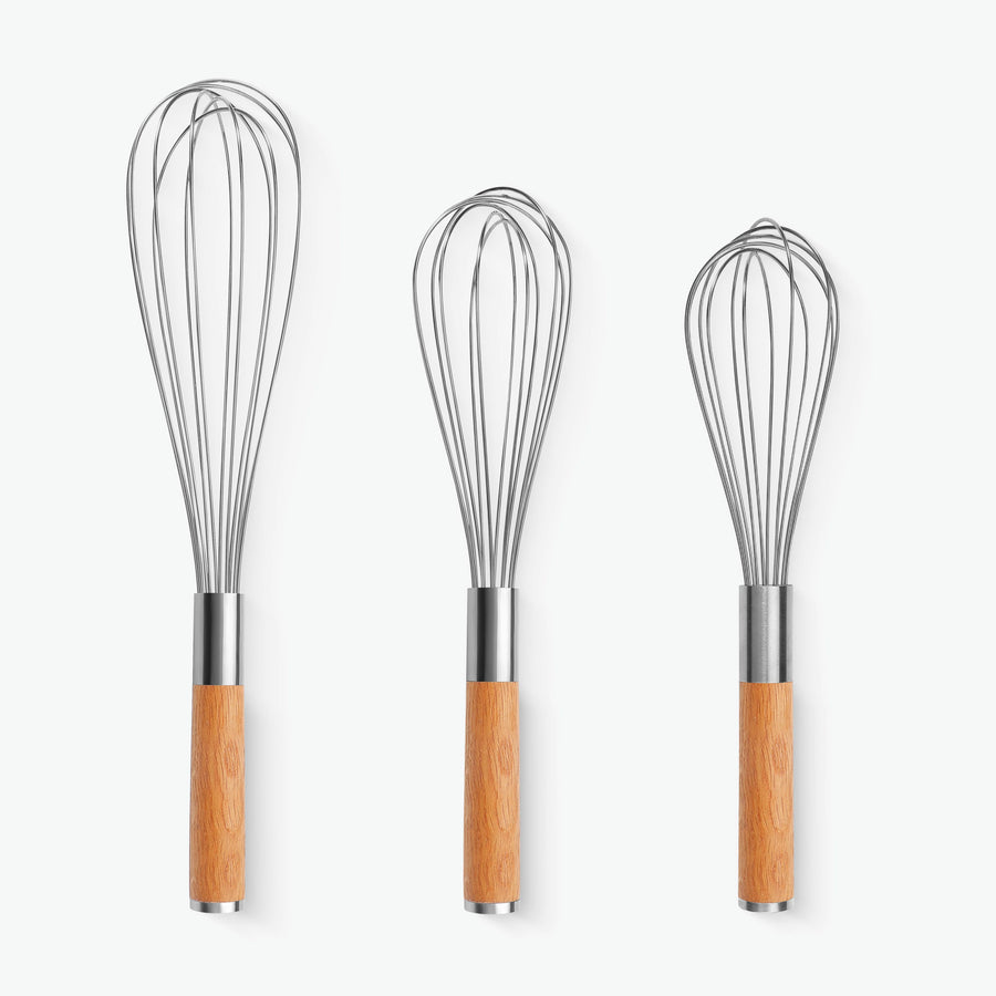 Schneebesen-Set Trio mit Griffen aus Eiche: 31 cm, 26,5 cm und 25 cm nebeneinander