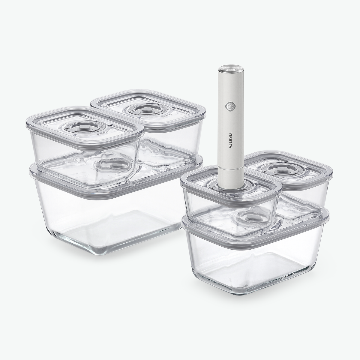 Das Signatur-Set mit Vakuumbehältern aus Glas und der elektrischen Vakuumpumpe, schräg von vorn