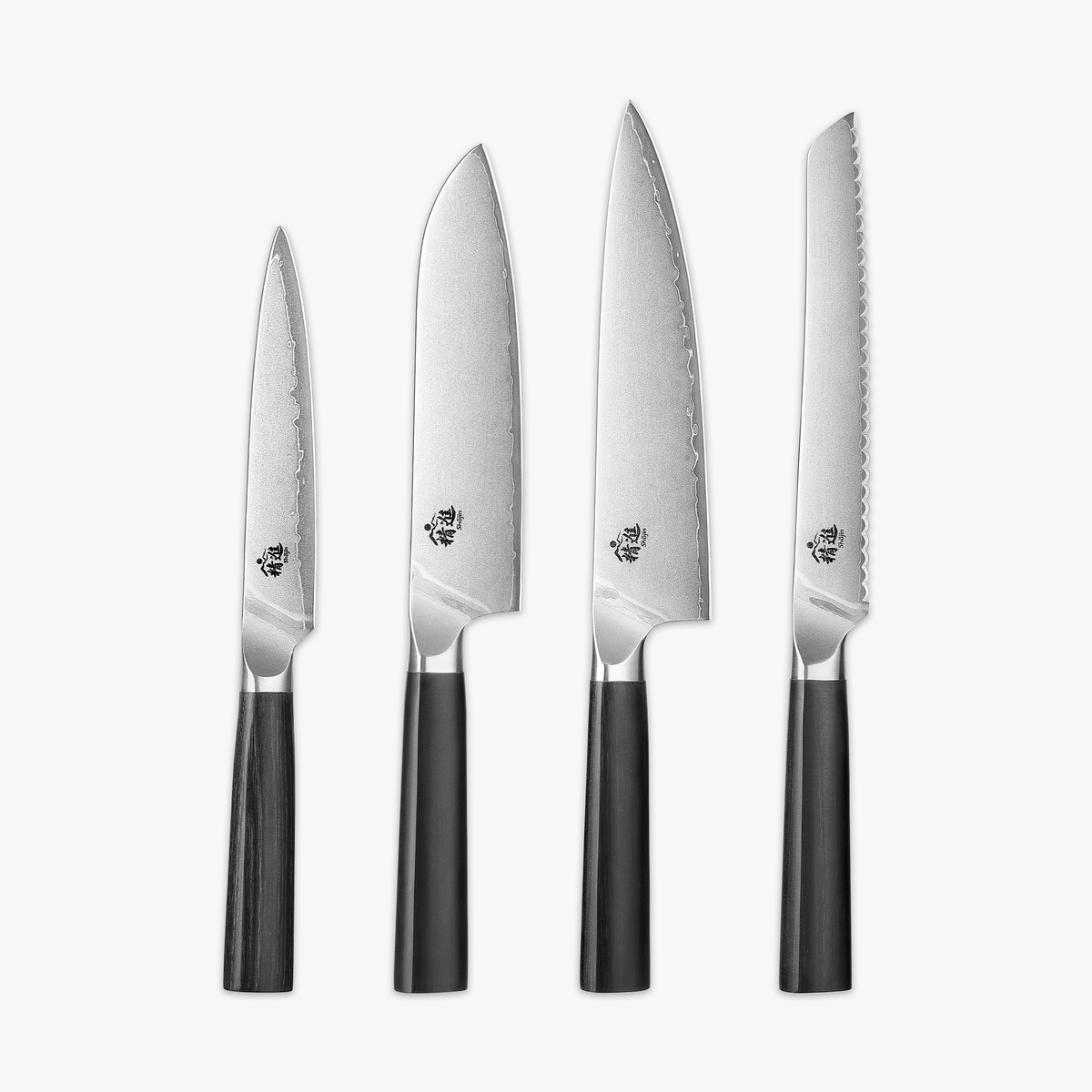 Shōjin Aira Messerset – Signature: Universalmesser, Santokumesser, Kochmesser und Brotmesser auf hellem Hintergrund