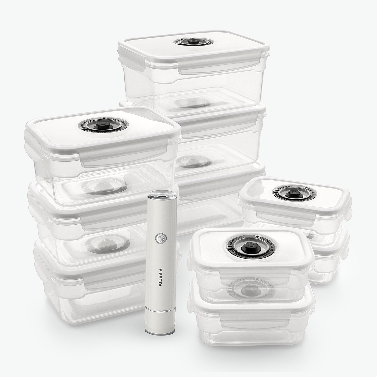 Chef-Set mit Vakuumbehältern aus Kunststoff und der elektrischen Vakuumpumpe, schräg von vorn