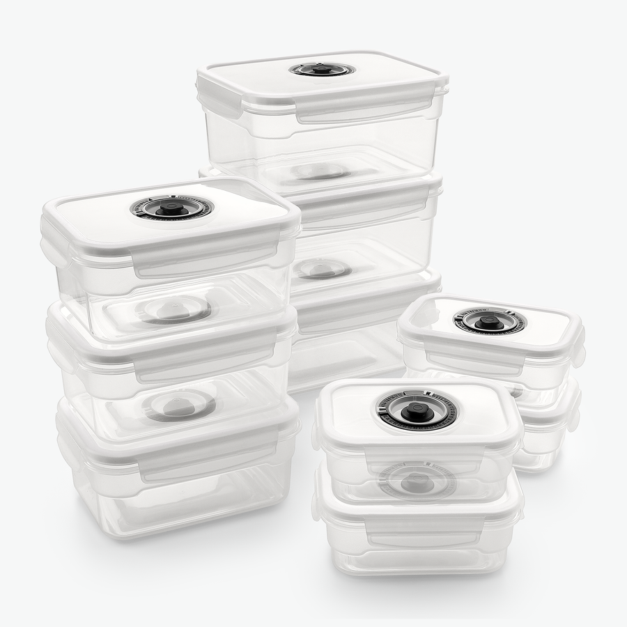 Chef-Set mit Vakuumbehältern aus Kunststoff, zusammengestellt, schräg von vorn