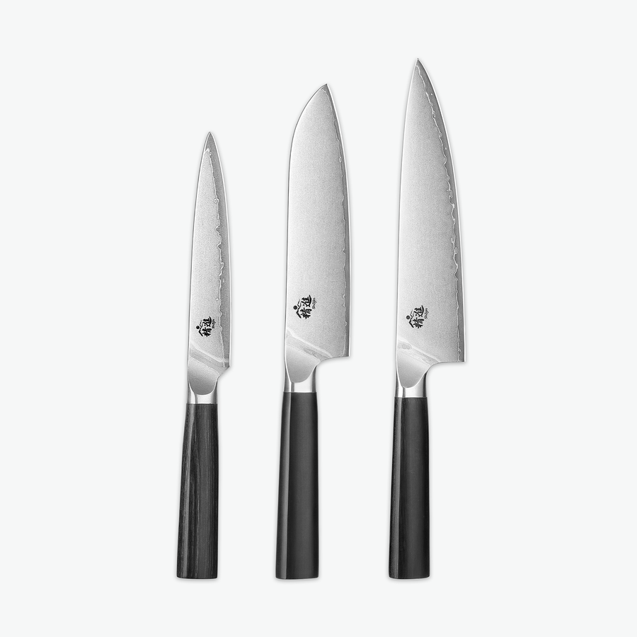 Shōjin Aira Messerset – Trio: Universalmesser, Santokumesser und Kochmesser auf hellem Hintergrund