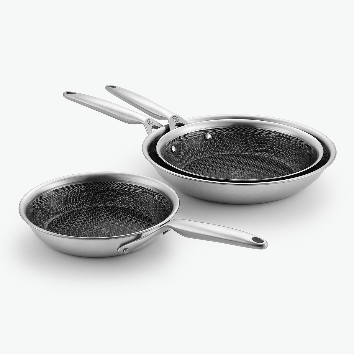 Pfannenset aus 3-Ply Hybrid – Trio: Bratpfannen Ø20, Ø24 und Ø28 cm, schräg von vorn
