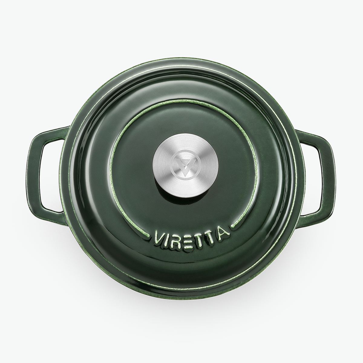 Deckel des Gusseisentopfs in Moosgrün mit Edelstahlknauf und geprägtem Logo, von oben