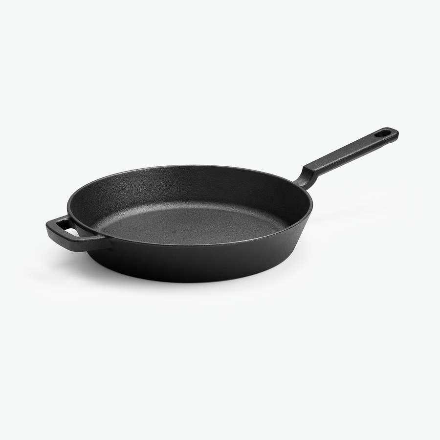 Gusseisenpfanne Ø28 cm aus rohem Gusseisen, schräg von vorn