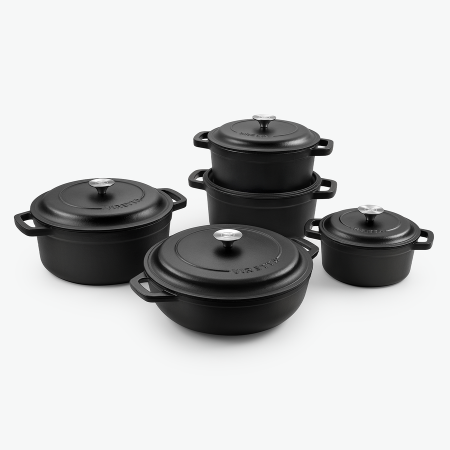 Emailliertes Gusseisen-Topfset Gourmet – 5-teilig in Schieferschwarz, zusammengestellt, schräg von vorn