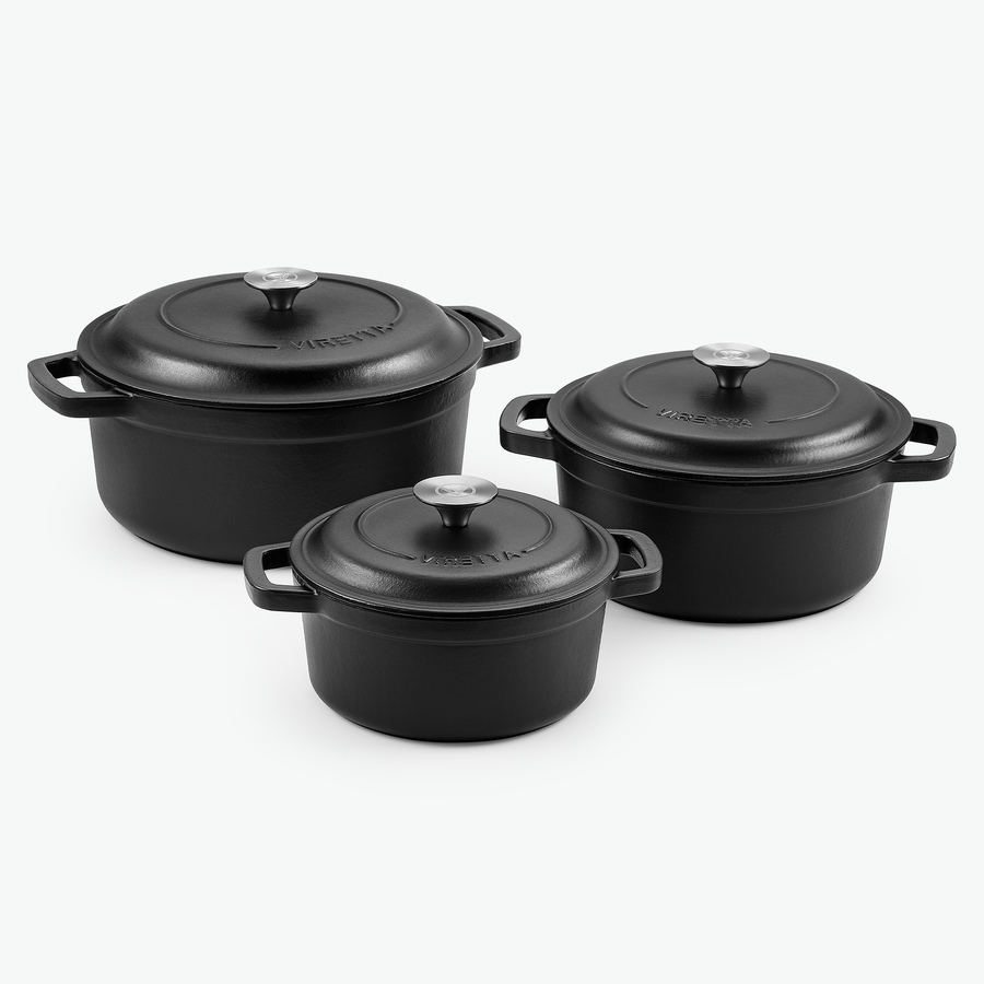 Emailliertes Gusseisen-Topfset Trio – 3-teilig in Schieferschwarz, zusammengestellt, schräg von vorn