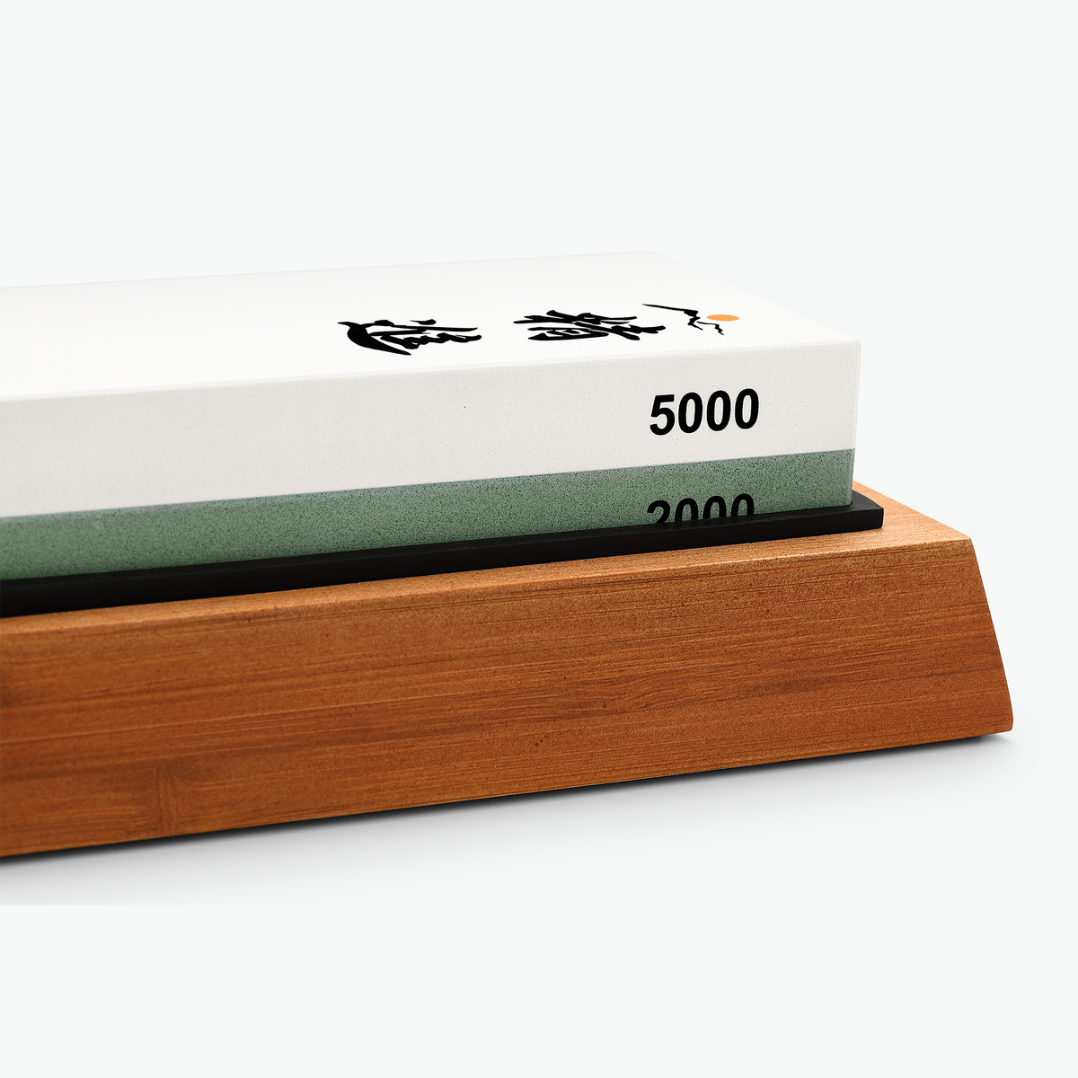 Shōjin Schleifstein 2000/5000 im Bambushalter, Nahaufnahme